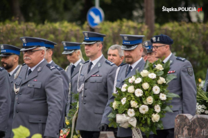 delegacja policjantów z wieńcem podczas uroczystości pogrzebowych