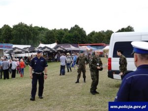 policjanci podczas zabezpieczenia