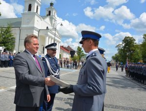 Wiceminister MSWiA wręcza podziękowania policjantom