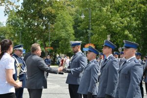 wiceminister MSWiA wręcza podziękowania policjantom