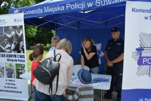 toisko profilaktyczne gdzie policjanci rozmawiają z dziećmi i ich rodzicami