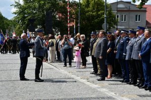 uczestnicy uroczystości na placu