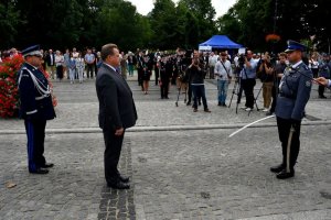 wiceminister MSWiA i komendant wojewódzki policji w Białymstoku przyjmują meldunek od dowódcy uroczystości