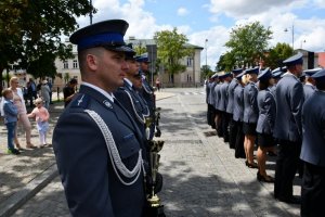 policjanci stojący w szeregu