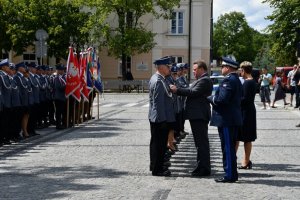 wiceminister MSWiA i komendant wojewódzki policji w Białymstoku wręczają medale policjantom