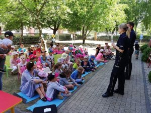 policjantki rozmawiają z dziećmi o bezpieczeństwie
