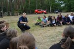 policjant rozmawia z młodzieżą o bezpieczeństwie