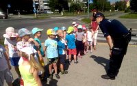 policjantka rozmawia z dziećmi o bezpieczeństwie