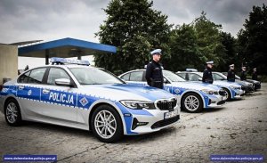 Policjanci przy nowych radiowozach