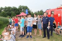 policjanci nad wodą rozmawiają o bezpieczeństwie