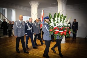 Złożenie wieńca pod Tablicą Pamięci w Komendzie Wojewódzkiej Policji we Wrocławiu