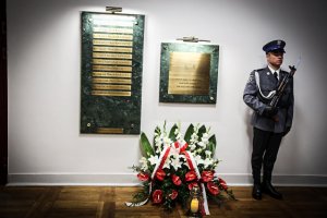 Wieńce pod Tablicą Pamięci w Komendzie Wojewódzkiej Policji we Wrocławiu