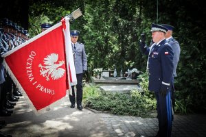 Komendant Wojewódzkiemu Policji we Wrocławiu - nadinsp. Tomasz Trawiński oddaje honory w obecności sztandaru