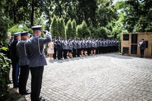 Oddawanie hołdu przy pomniku poległych policjantów na Cmentarzu Osobowickim