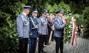 Komendant Wojewódzki Policji we Wrocławiu wraz z Zastępcami składają wieńce przy pomniku poległych policjantów na Cmentarzu Osobowickim
