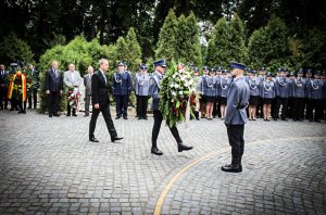 Wojewoda Dolnośląski - Paweł Hreniak składa wieniec przy pomniku poległych policjantów na Cmentarzu Osobowickim