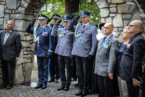 Komendanci salutują obok stoją goście uroczystości