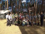 POLICJANTKA ROZMAWIA Z HARCERZAMI O BEZPIECZEŃSTWIE NAD WODĄ