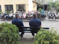 policjanci rozmawiają z dziećmi o bezpieczeństwie