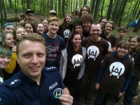 policjant rozmawia z młodzieżą o bezpieczeństwie