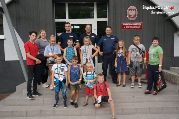 policjanci na spotkaniu profilaktycznym z dziećmi