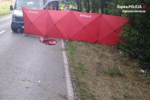 Rozłożony na jezdni i poboczu parawan zdarzeniowy