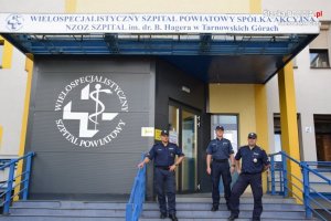 Policjanci przed oddziałem szpitalnym gdzie będą oddawać krew.