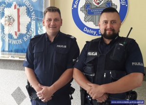 Dwaj policjanci którzy pomogli turystce z Niemiec
