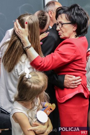 Minister Elżbieta Witek przekazuje wyrazy wsparcia rodzinom poległych funkcjonariuszy