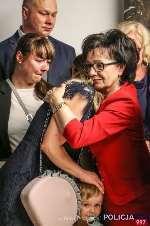 Minister Elżbieta Witek dodaje otuchy rodzinom zmarłych tragicznie policjantów