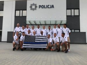 grupa nowojorskich policjantów z flagą