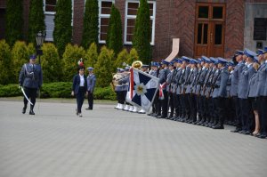 Pani Minister SWiA w trakcie przeglądu pododdziałów.