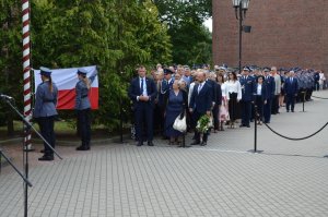 Przed podniesieniem flagi państwowej na maszcie.