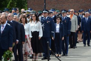 W trakcie odgrywania hymnu państwowego.