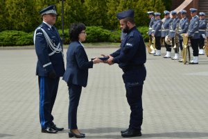 Wręczenie przez Panią Minister okolicznościowego grawertonu.