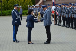 Wręczenie nagrody dla policjanta Szkoły Policji Macieja Witki.