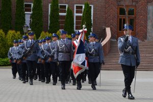 Odprowadzenie sztandaru Szkoły Policji przez kompanię honorową.