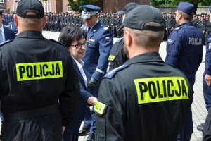 Przywitanie pani mister Elżbiety Witek z policjantami trzydziestej rotacji jednostki specjalnej.