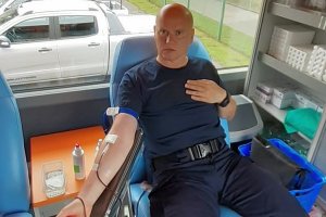Dowódca  trzydziestej rotacji jednostki specjalnej w trakcie oddawania krwi.