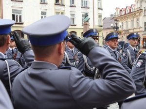 grupa umundurowanych policjantów