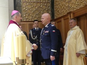 Komendant Główny Policji gen. insp. Jarosław Szymczyk został uhonorowany medalem W Służbie Bogu i Ojczyźnie przez bp gen. bryg. Józefa Guzdek.