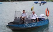 dwaj policjanci na łodzi policyjnej
