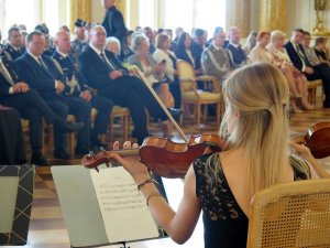 występ kwartetu smyczkowego w tle goście uroczystości