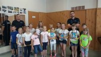 policjanci rozmawiają z dziećmi o bezpieczeństwie