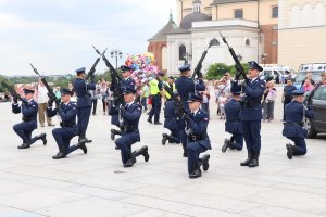 pokaz musztry paradnej - policjanci wykonują akrobacje z bronią