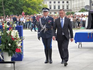 Prezydent RP Andrzej Duda wraz Komendantem Głównym Policji udają się na trybunę honorową