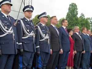 trybuna honorowa: w pierwszym rzędzie stoją: Prezydent RP Andrzej Duda, Premier RP Mateusz Morawiecki, Minister Spraw Wewnętrznych i Administracji Elżbieta Witek, Komendant Główny Policji gen.insp. Jarosław Szymczyk, Zastępcy Komendanta Głównego Policji i inni goście