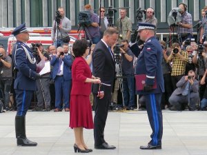 Prezydent RP i Minister Spraw Wewnętrznych i Administracji wręczają nominację generalską