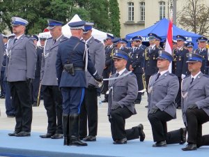 Komendant Główny Policji dokonuje mianowania policjanta na pierwszy stopień oficerski