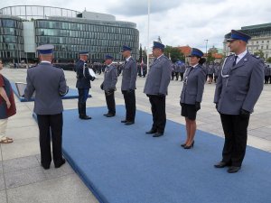 Komendant Główny Policji wręcza wyróżnienie w konkursie Policjant, który mi pomógł